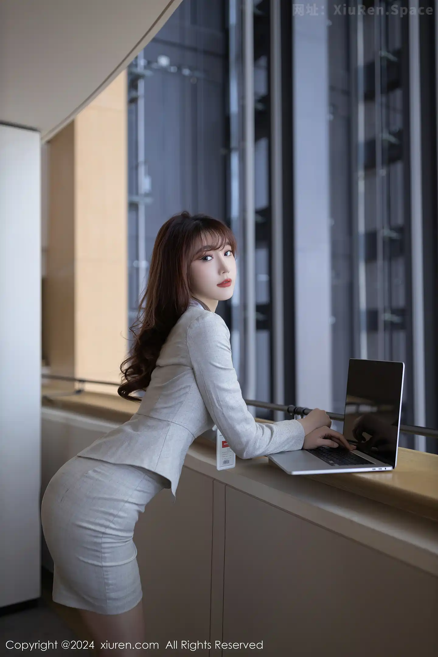 图片[2]-[XiuRen秀人网]VOL.7949 模特陆萱萱性感浅灰色OL制服露淡紫色内衣配超薄肉丝诱惑写真80P-秀人网官方网站